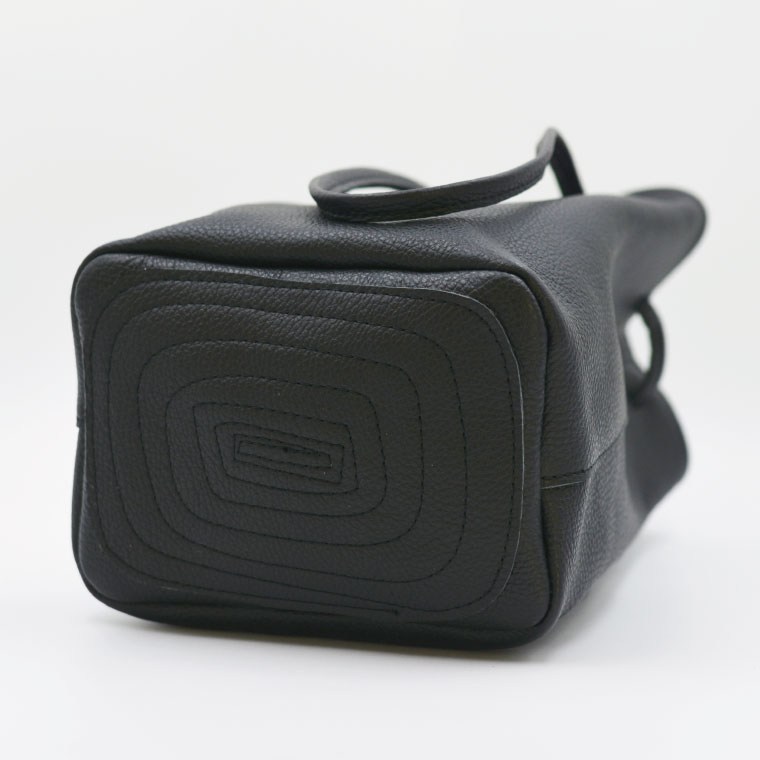 益子の革工房maharoの巾着バッグ（M）ブラック (AX140-3)