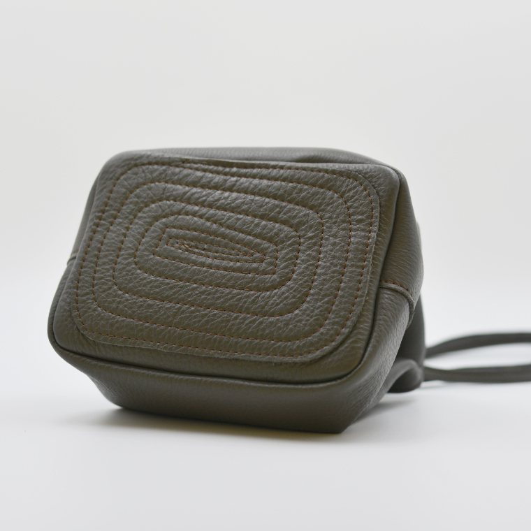 益子の革工房maharoの巾着バッグ（S）ダークグレー (AX141-2）