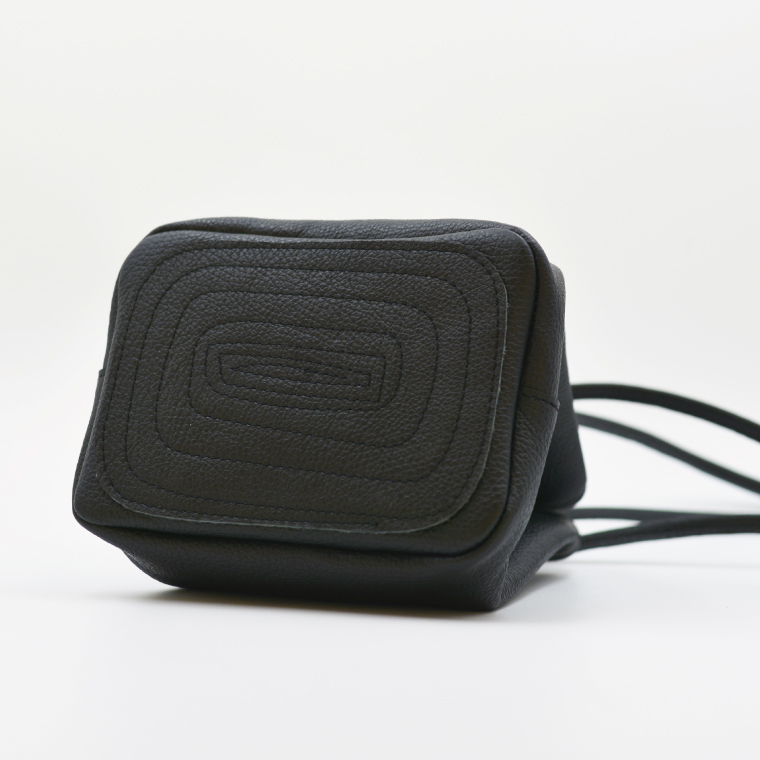 益子の革工房maharoの巾着バッグ（S）ブラック (AX141-3）