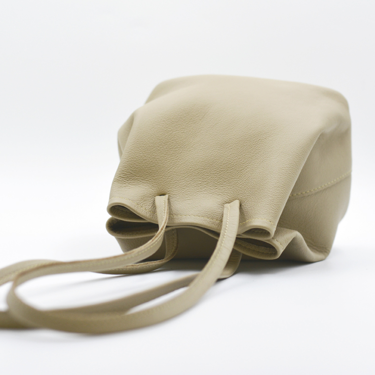 益子の革工房maharoの巾着バッグ（S）ベージュ (AX141-4）