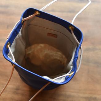 BB003-1-1　竹と牛革の巾着カゴバッグ　ブルー