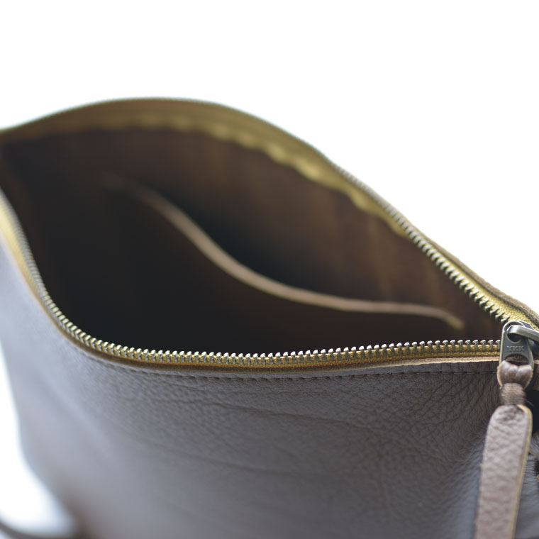 益子の革工房maharoのラウンドショルダーバッグ（L）キャメルブラウン｜栃木県 益子町 ふるさと納税 ショルダーバッグ バッグ 牛革 手作り (AX117-1)