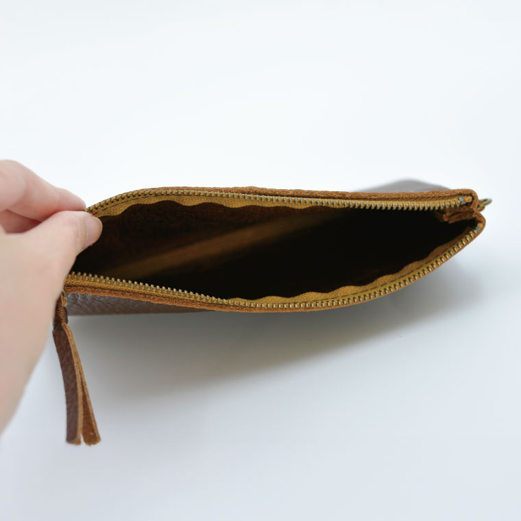 益子の革工房maharoのファスナー 通帳ケース　キャメルブラウン｜栃木県 益子町 ふるさと納税 ファスナー通帳ケース 牛革 手作り (AX139-1)