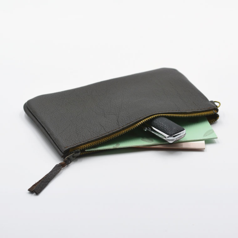 益子の革工房maharoのファスナー通帳ケース　ダークブラウン｜栃木県 益子町 ふるさと納税 ファスナー通帳ケース 牛革 手作り（AX139-2）