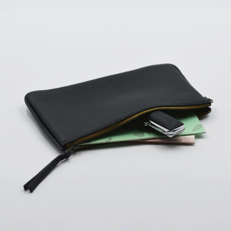 益子の革工房maharoのファスナー通帳ケース　ブラック｜栃木県 益子町 ふるさと納税 ファスナー通帳ケース 牛革 手作り（AX139-3）