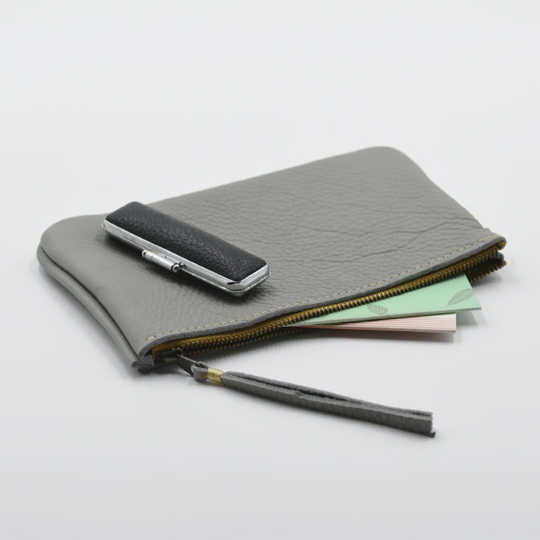 益子の革工房maharoのファスナー通帳ケース　ライトグレー｜栃木県 益子町 ふるさと納税 ファスナー通帳ケース 牛革 手作り（AX139-4）