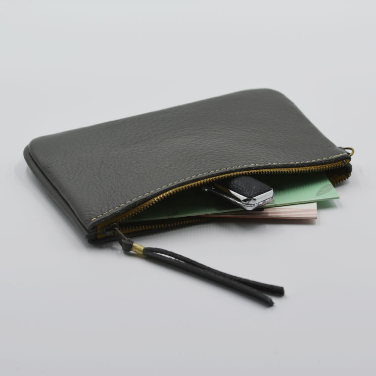 益子の革工房maharoのファスナー通帳ケース　ダークグレー｜栃木県 益子町 ふるさと納税 ファスナー通帳ケース 牛革 手作り（AX139-5）