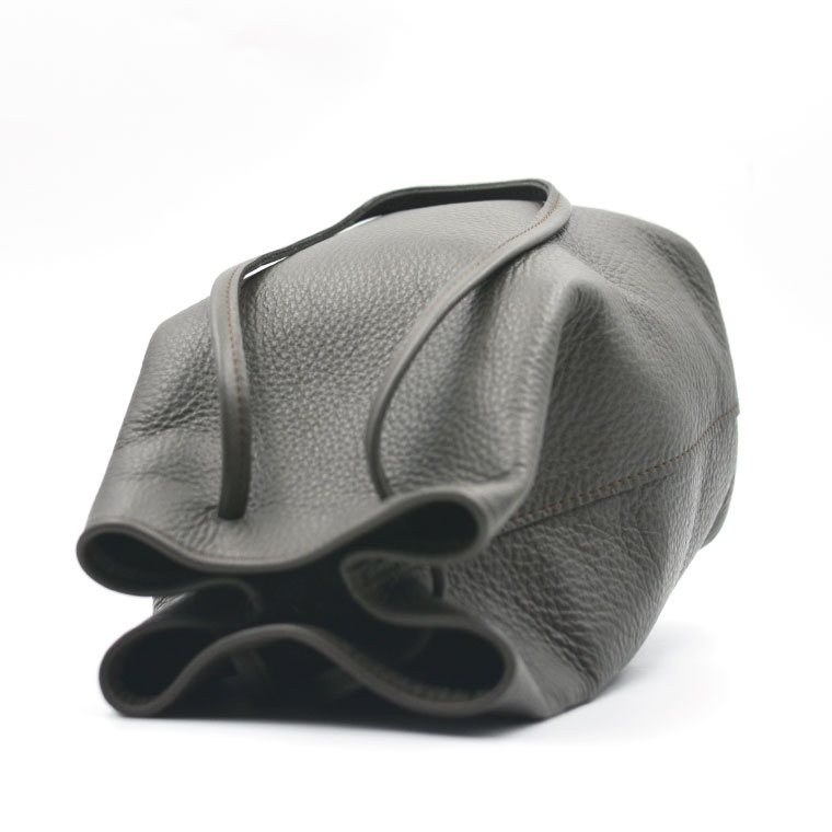 益子の革工房maharoの巾着バッグ（M）ダークグレー (AX140-2)