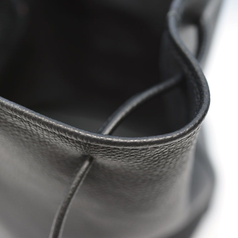 益子の革工房maharoの巾着バッグ（M）ブラック (AX140-3)