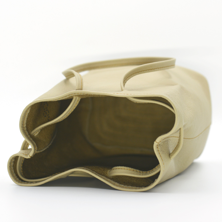 益子の革工房maharoの巾着バッグ（M）ベージュ(AX140-4)