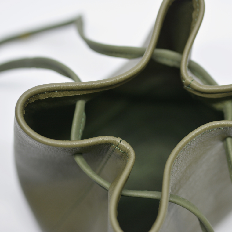 益子の革工房maharoの巾着バッグ（S）オリーブグリーン (AX141-1)