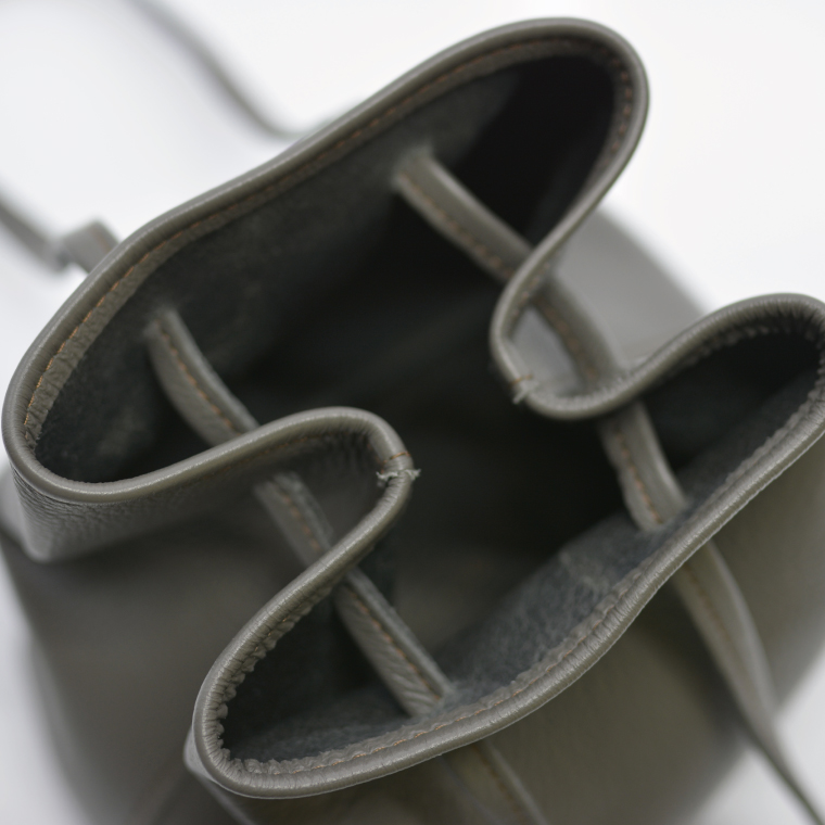 益子の革工房maharoの巾着バッグ（S）ダークグレー (AX141-2）