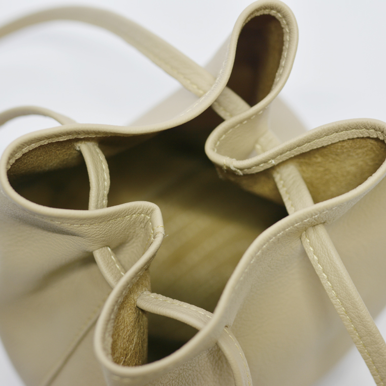 益子の革工房maharoの巾着バッグ（S）ベージュ (AX141-4）