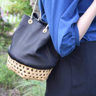 BB003-1-1　竹と牛革の巾着カゴバッグ　ブルー