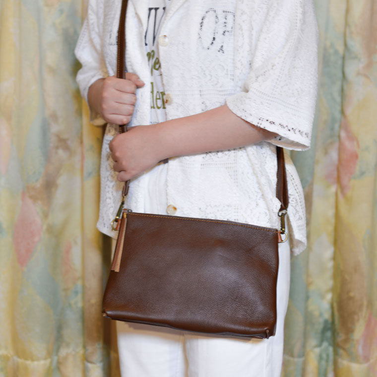 益子の革工房maharoのショルダーポーチ（M）キャメルブラウン｜栃木県 益子町 ふるさと納税 ショルダーポーチ 牛革 手作り（AX106-1）