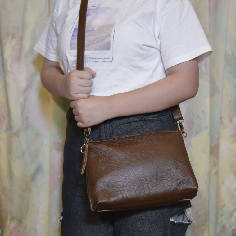 益子の革工房maharoのショルダーポーチ　ワイド（M）キャメルブラウン｜栃木県 益子町 ふるさと納税 ショルダーポーチ ワイド 牛革 手作り（AX109-1）