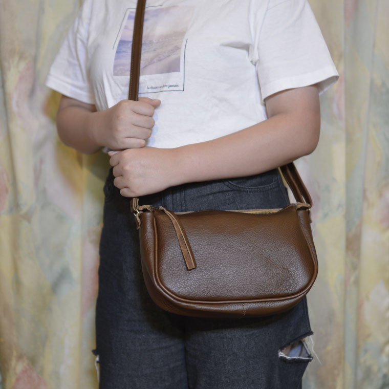 益子の革工房maharoのラウンドショルダーバッグ（S）キャメルブラウン｜栃木県 益子町 ふるさと納税 ショルダーバッグ バッグ 牛革 手作り (AX115-1)