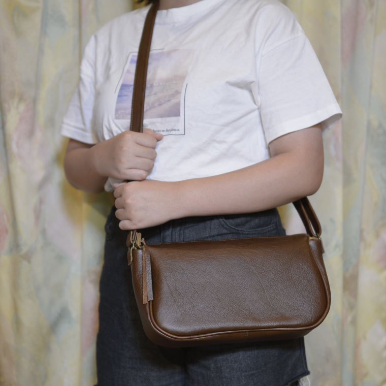 益子の革工房maharoのラウンドショルダーバッグ（M）キャメルブラウン栃木県 益子町 ふるさと納税 ショルダーバッグ バッグ 牛革 手作り (AX116-1)