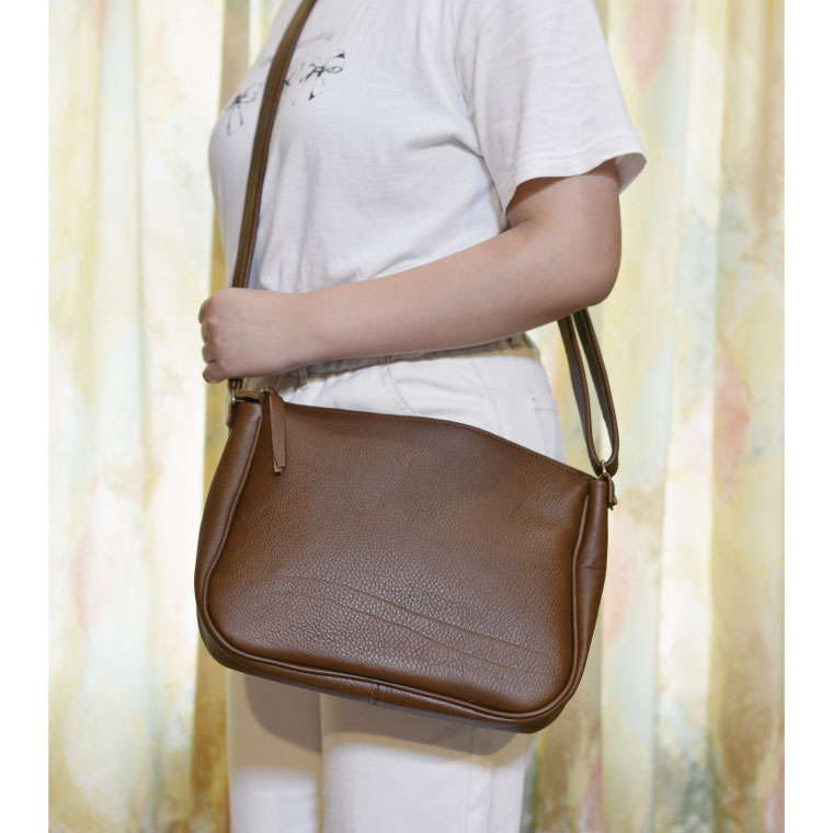 益子の革工房maharoのラウンドショルダーバッグ（L）キャメルブラウン｜栃木県 益子町 ふるさと納税 ショルダーバッグ バッグ 牛革 手作り (AX117-1)