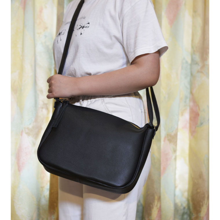 益子の革工房maharoのラウンドショルダーバッグ（L）ブラック｜栃木県 益子町 ふるさと納税 ショルダーバッグ バッグ 牛革 手作り (AX117-3)