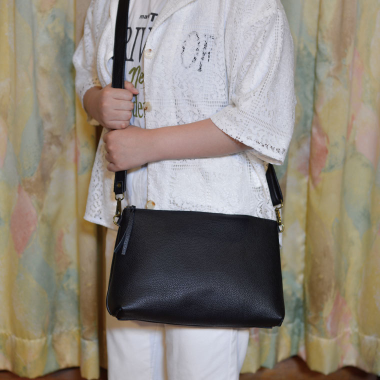 益子の革工房maharoのショルダーポーチ　ワイド（L）ブラック｜栃木県 益子町 ふるさと納税 ショルダーポーチ ワイド 牛革 手作り (AX137)