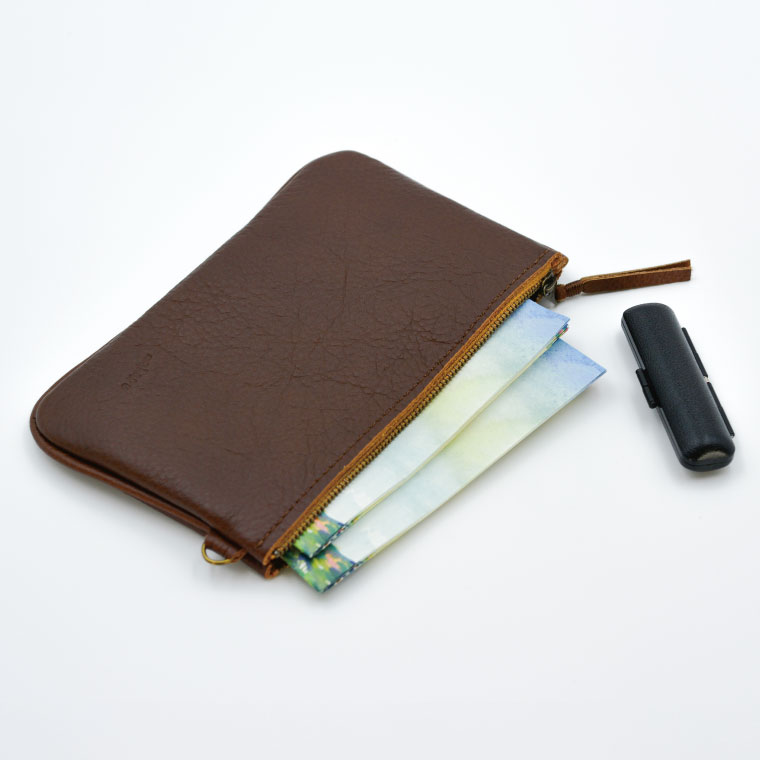益子の革工房maharoのファスナー 通帳ケース　キャメルブラウン｜栃木県 益子町 ふるさと納税 ファスナー通帳ケース 牛革 手作り (AX139-1)