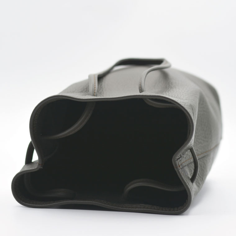 益子の革工房maharoの巾着バッグ（M）ダークグレー (AX140-2)