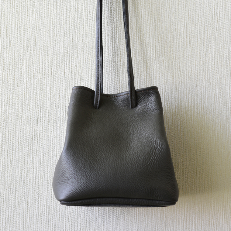 益子の革工房maharoの巾着バッグ（S）ダークグレー (AX141-2）