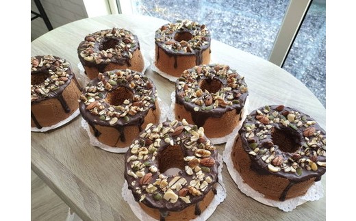 チョコがけナッツのシフォンケーキ 14センチホール 〔P-425〕｜ケーキ スイーツ デザート チョコ チョコレート 洋菓子 菓子 ナッツ バレンタイン おやつ 誕生日 プレゼント ギフト お取り寄せ 人気 ランキング ※離島への配送不可