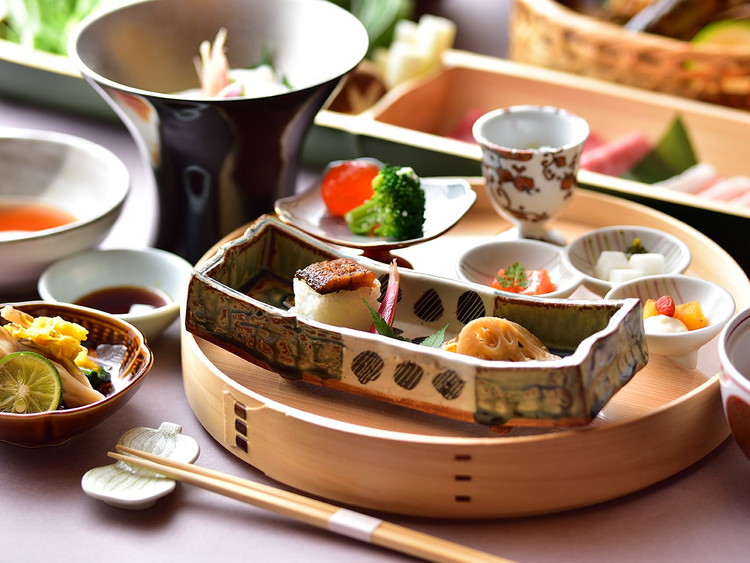 【山水閣×那須平成の森】皇室ゆかりの清森亭へ！紅葉が見頃のプレミアムガイドウォーク11月3日（日）実施ペア宿泊券（風呂付客室）｜宿泊 旅行 体験 温泉 観光 国内旅行 那須 栃木県 那須町〔P-244〕