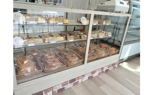 チョコがけナッツのシフォンケーキ 14センチホール 〔P-425〕｜ケーキ スイーツ デザート チョコ チョコレート 洋菓子 菓子 ナッツ バレンタイン おやつ 誕生日 プレゼント ギフト お取り寄せ 人気 ランキング ※離島への配送不可