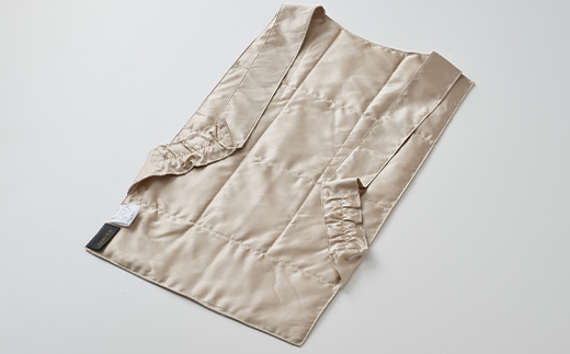 「毎日シルクに包まれて眠りたい」【中わた 富岡産シルク100％】 インナーベスト（フリーサイズ） シャンパンゴールド シルク 絹 贈り物 ギフト 国産 F21E-450