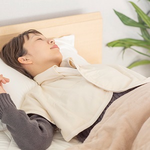 【156】手洗いOK　群馬県産シルクわたの肩当(衿カバー2枚付き)