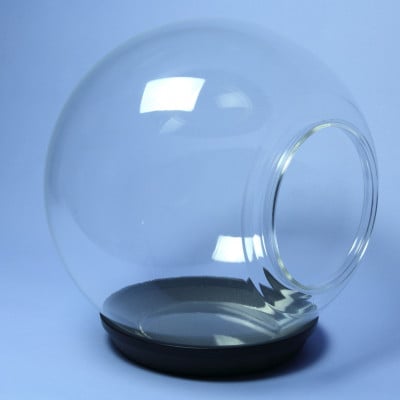 出入口ヨコ-町工場の猫好き社員が開発!犬・猫ちゃんの可愛い姿を見る為のペットの金魚鉢(アクリル樹脂)