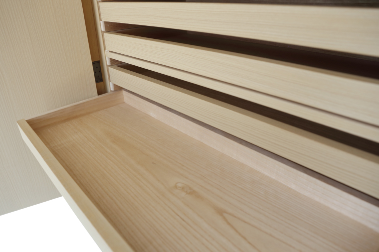 春日部総桐胴厚衣装箪笥（八枚お盆－3ツ小引き出し）【埼玉県　春日部市　伝統工芸　収納　家具　桐たんす　タンス　盆タイプ　着物】（AQ012）