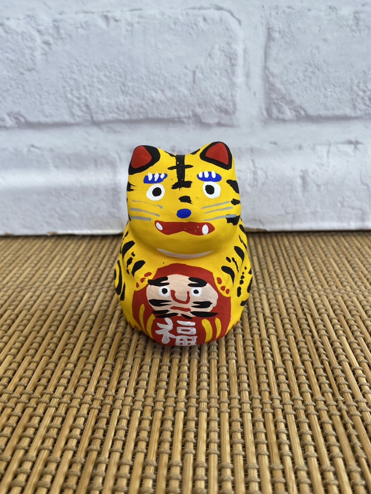 AW001-1 達磨抱き寅(とら)手作り張子人形