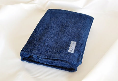 藍染めバスタオル 天然発酵建て藍 綿100％ サスティナブルコットン 自然由来 抗菌性 吸水性 抜群 藍染 日用品 お風呂 タオル 野川染織工業株式会社 埼玉県 羽生市