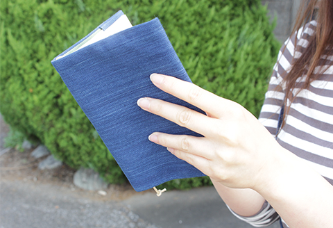 ブックカバー 文庫サイズ 武州正藍染 藍染め おしゃれ 文具 文庫本 しおりひも付き 紺 あさぎ 埼玉県 羽生市
