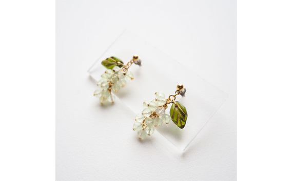 ぶどうのピアス 天然石使用 プレナイト［白ぶどう］金属アレルギー対応 チタン製ピアス ハンドメイド