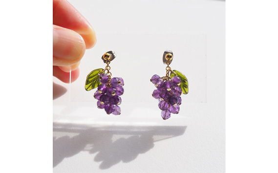 ぶどうのピアス 天然石使用 アメジスト［巨峰］金属アレルギー対応 チタン製ピアス ハンドメイド
