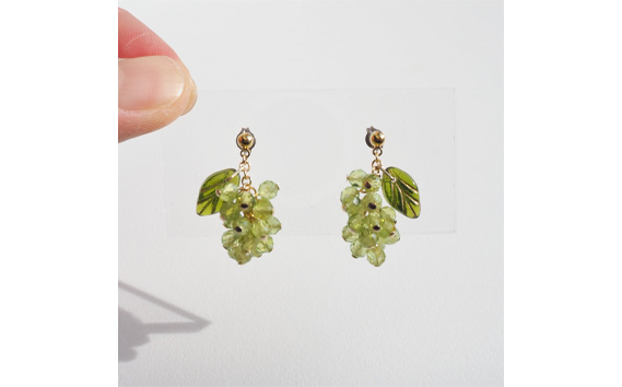 ぶどうのイヤリング 天然石使用 ペリドット［マスカット］金属アレルギー対応 真鍮製メッキ製（シリコンカバー付き）イヤリング ハンドメイド