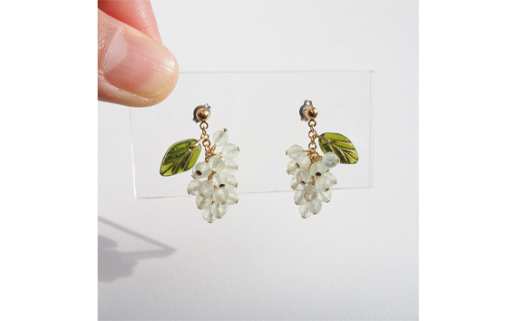 ぶどうのイヤリング 天然石使用 プレナイト［白ぶどう］金属アレルギー対応 真鍮製メッキ製（シリコンカバー付き）イヤリング ハンドメイド