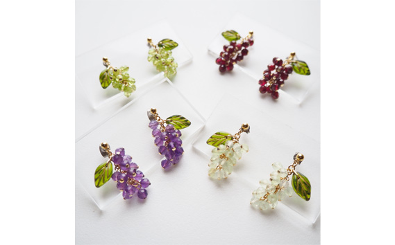 ぶどうのイヤリング 天然石使用 ペリドット［マスカット］金属アレルギー対応 真鍮製メッキ製（シリコンカバー付き）イヤリング ハンドメイド