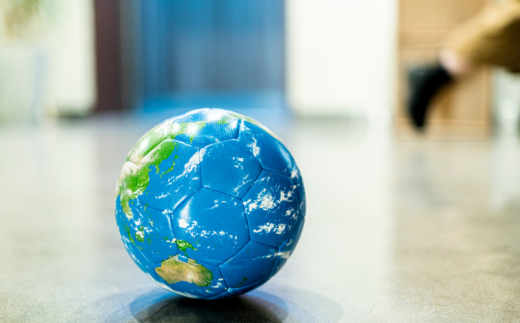 ほぼ日のアースボールPLAY （サッカーボール5号球・直径：約22cm ）