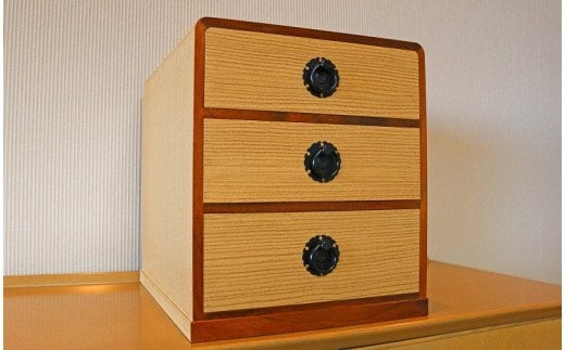熟練桐たんす職人が手作りした三段小引出（柾目・特上品）（うずくり砥粉仕上げ）　【11246-0121】
