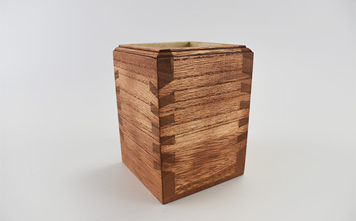 熟練桐たんす職人が手作りした桐の菊組ペン立て（チーク）　【11246-0195】