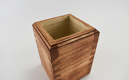 熟練桐たんす職人が手作りした桐の菊組ペン立て（チーク）　【11246-0195】