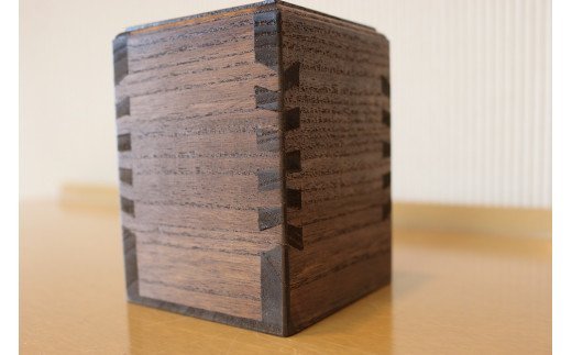 熟練桐たんす職人が手作りした桐の菊組ペン立て（黒）　【11246-0138】