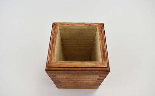 熟練桐たんす職人が手作りした桐の菊組ペン立て（チーク）　【11246-0195】