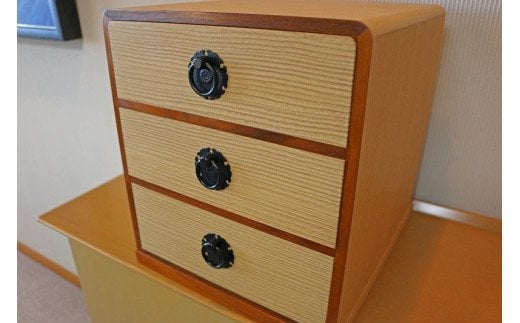 熟練桐たんす職人が手作りした三段小引出（柾目・特上品）（うずくり砥粉仕上げ）　【11246-0121】